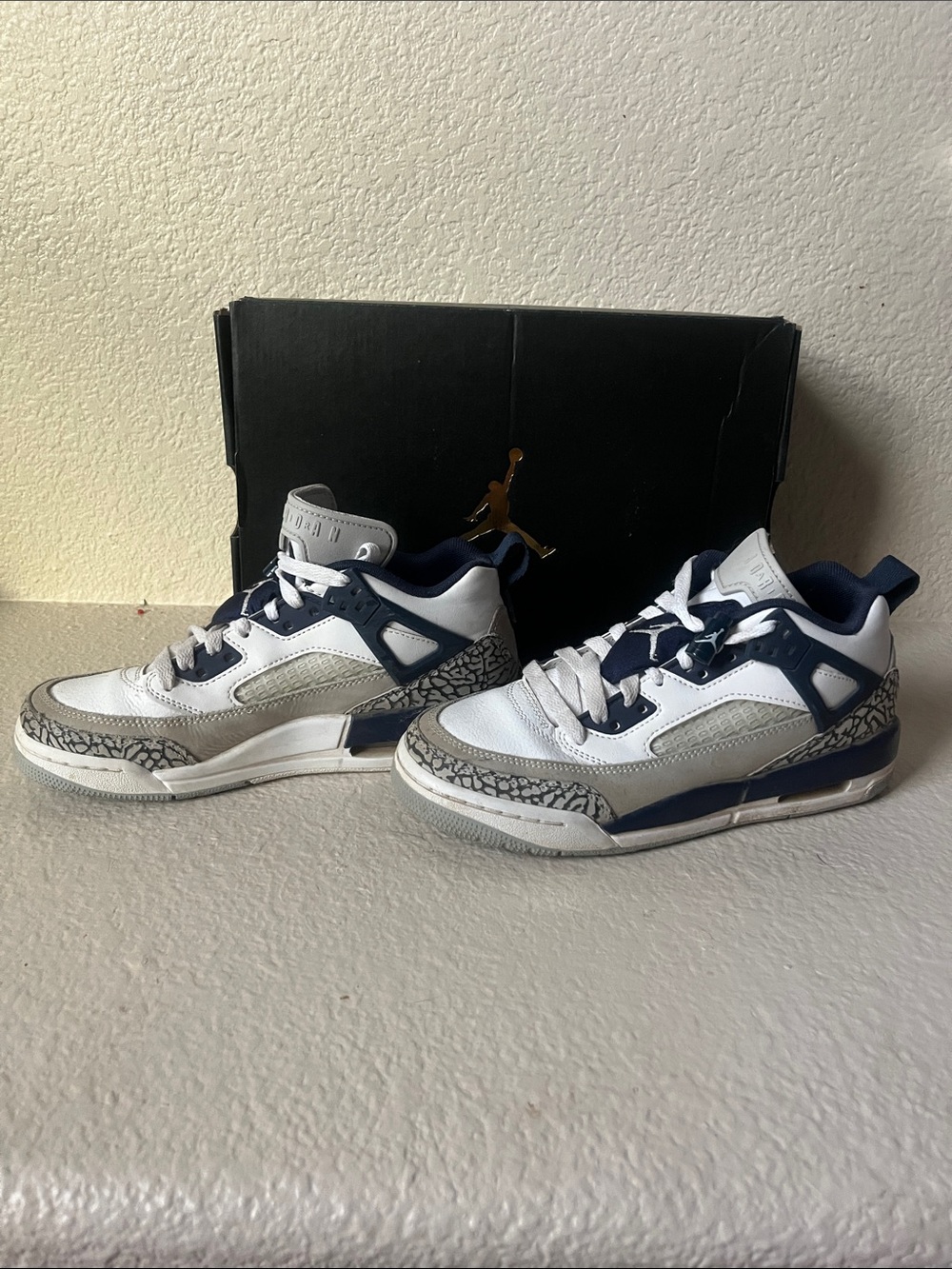 Jordan Kids White Navy and Gray Retro Sneakers. Slightly worn & dirty - Picture 4 of 4